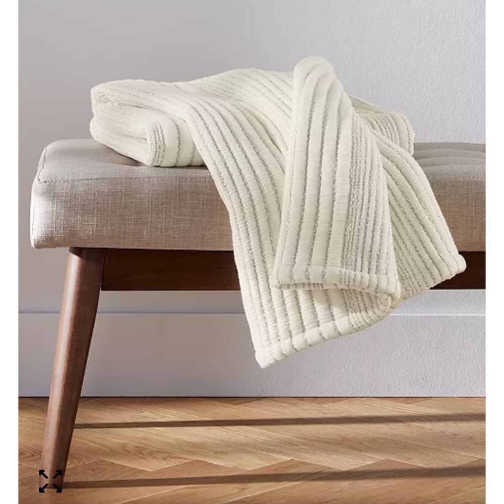 Oake Cloud Channel Throw 50" x 60"
55% cotton, 45% polyester
Machine washable